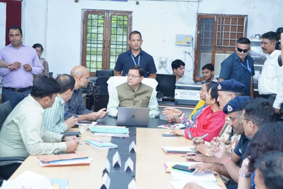 सीएम धामी पहुंचे आपदा कंट्रोल रूम, भारी बारिश की स्थिति की समीक्षा की सीएम धामी पहुंचे आपदा कंट्रोल रूम, भारी बारिश की स्थिति की समीक्षा की